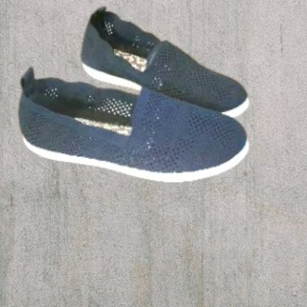 Tommy Bahama Navy Blue Embroidered Cut Outs Slip on Casual Shoes in Size 7.5 - Picture 3 of 5